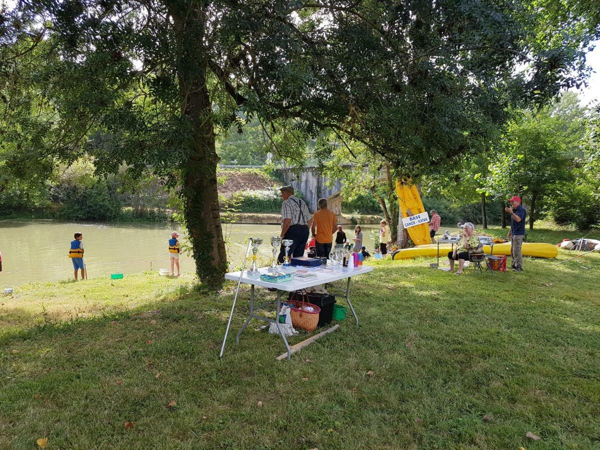 Отель Camping Le Mouliat Moncrabeau Экстерьер фото